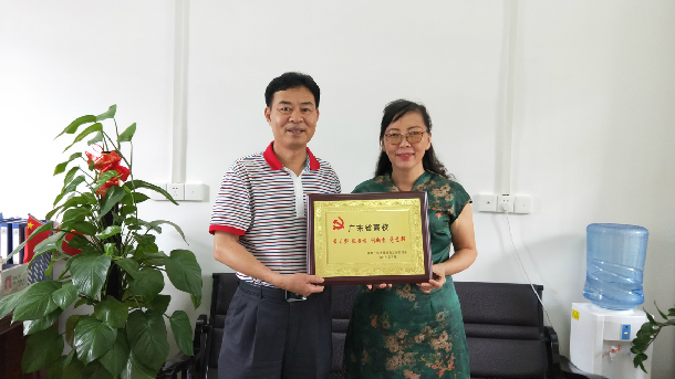 林宇为NT动漫
法学系教工党支部授牌.JPG